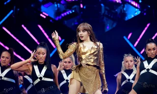 Fan làm hẳn đô la hình Lisa "quẩy banh nóc" trong sân khấu MONEY ở Coachella