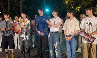 Hanbin cùng TEMPEST “hóa racing boy”, khuấy động khu vực phố đi bộ ở Hồ Gươm