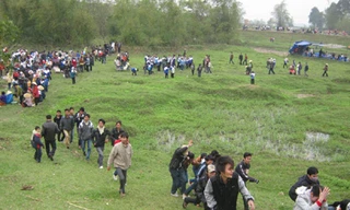 Nhóm thanh niên bị ném đá lúc gần tan chợ