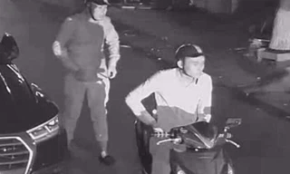 Cặp đôi vặt gương được camera an ninh ghi lại. Ảnh cắt từ video clip