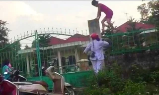 các đối tượng tuồn quà của trẻ khuyết tậ ra ngoài.