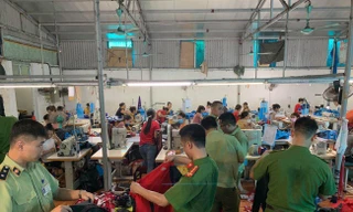 Lực lượng chức năng kiểm tra xưởng sản xuất hàng giả thương hiệu Mỹ.