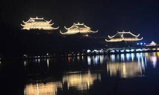 Quần thể chùa Tam Chúc lung linh về đêm. Ảnh: Minh Đức