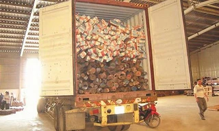 Một trong 22 container của lô gỗ trắc lúc bán đấu giá.