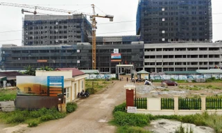 Dự án bệnh viện Sản - Nhi Vĩnh Phúc kẹp giữa các nhà máy thép. Ảnh: Mạnh Thắng