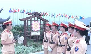 Hình ảnh nữ CSGT đã giúp du khách hạ nhiệt giữa tiết trời nắng nóng. Ảnh: Như Ý