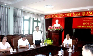 Ông Nguyễn Văn Huyến (áo trắng, đứng) trong lễ nhận quyết định bổ nhiệm.