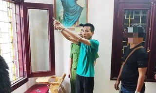 Công an thực nghiệm hành vi đột nhập của Cửu tại nhà ông Minh.