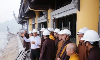 Gấp rút hoàn thiện chùa Tam Chúc để phục vụ Đại lễ Vesak 2019. Ảnh: Linh Nguyễn