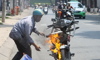 Xe máy đang chạy bốc cháy