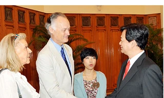 Thủ tướng Nguyễn Tấn Dũng chào mừng ông Bernard Weber sang Việt Nam dự lễ trao danh hiệu công nhận kỳ quan thiên nhiên mới của thế giới cho Vịnh Hạ Long. Ảnh: Chính phủ