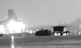 Tàu của Tân Việt đổ thải trong đêm. Ảnh từ clip của nhà báo Hoài Nam