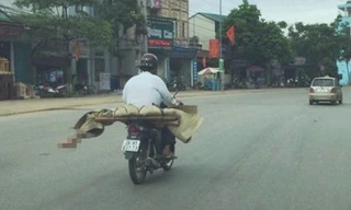 Không tiền, anh Lò Văn Muôn buộc phải chở thi thể em gái về nhà bằng xe máy.