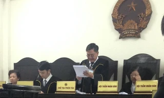 Chủ tọa phiên tòa tuyên án.