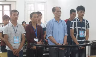 Các bị cáo trong một gia đình tại phiên toà.