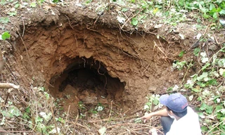 Núi nứt đe dọa cả trăm hộ dân