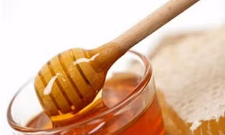 Tuyệt đối không được dùng mật ong đánh tưa lưỡi cho trẻ