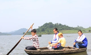 Cậu bé lớp 7 chèo thuyền đưa bạn bè tới lớp