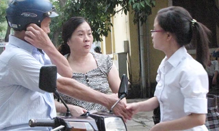 Bắt tay bố cái, thi tốt con nhé!