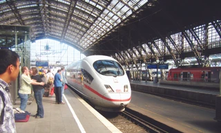 Với loại tàu đạt tốc độ 300 km/h này, tổng đầu tư tuyến đường sắt cao tốc Bắc - Nam được cho là sẽ lên đến cả trăm tỷ USD