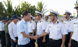 Lãnh đạo Ban Tuyên giáo Trung ương thăm chiến sỹ, nhân dân huyện đảo Trường Sa