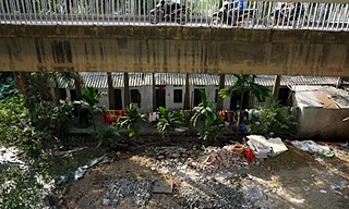 Xóm trọ 'nhảy dù' xuống chân cầu Thăng Long