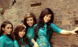 'Mặt trời đỏ' duyên dáng áo dài bên Tháp Bà Ponagar