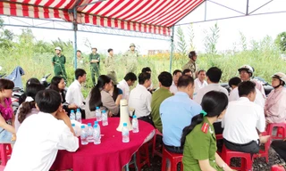 “Tổ bảo vệ thi công” ngày 10-8-2011 với đông đảo công an, dân phòng và đại diện ban ngành, khống chế vợ chồng ông Phúc Ảnh: Sáu Nghệ