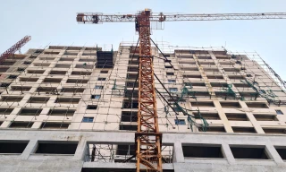 Cận cảnh cao ốc 16 tầng bỏ hoang, 'tử thần' treo trên đầu dân nhiều năm ở Hà Nội