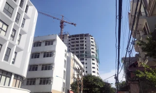 Sống bất an cạnh công trình cao ốc 16 tầng bỏ hoang nhiều năm giữa Thủ đô