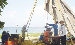 Nhóm nghiên cứu ra đảo Sinh Tồn khảo sát