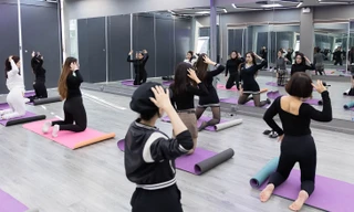 Chị em chi tiền triệu đi học lớp tạo dáng chụp ảnh