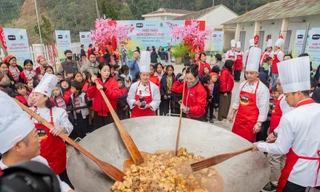 Chi Pu đi cùng ‘CHIN-SU một triệu bữa cơm có thịt’ mang Tết tưng bừng cho các trò vùng cao