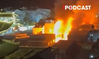 ĐIỂM TIN 13/10: Cháy 4 căn nhà, 1 người chết; Làm thơ trên Facebook, bị 8 người lạ đánh nhập viện