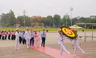 Đại biểu Cháu ngoan Bác Hồ vào Lăng viếng Chủ tịch Hồ Chí Minh