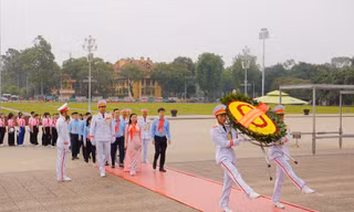 Đại biểu Cháu ngoan Bác Hồ vào Lăng viếng Chủ tịch Hồ Chí Minh