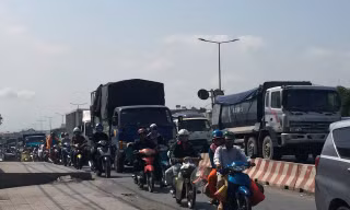CSGT nói về việc 'hàng dài xe ùn ứ không dám vượt trên Quốc lộ 51 vì đèn đỏ trục trặc'