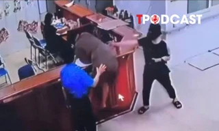 NÓNG 3/6: Lời khai của người đàn ông chồm qua bàn tát nữ nhân viên y tế ở Nghệ An