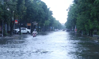 Mưa trắng trời, nhiều tuyến đường ở thành phố Vinh thành sông