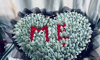 Choáng ngợp với bó hoa hơn 100 triệu đồng tặng mẹ ngày 8/3