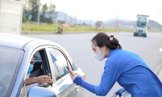 Những nữ sinh 10x ngày đêm hăng hái trực chốt chống dịch 