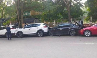 Nữ tài xế tông liên hoàn 5 ô tô trên đường