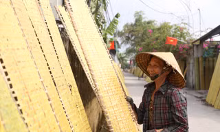 Người dân làng bánh đa nem 'chạy đua' làm hàng Tết