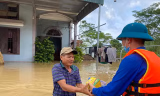 Lội nước ngập nửa thân người, dân ở tâm lụt Nghệ An rưng rưng nhận quà cứu trợ