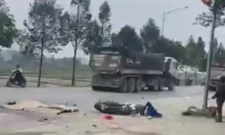 Hai mẹ con bị xe đầu kéo cán tử vong sau va chạm với xe máy điện