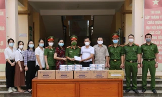 Tặng quà hỗ trợ các điểm nóng dịch COVID-19 tại thành phố Vinh