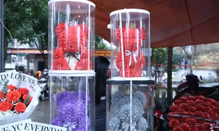 Hoa hồng Valentine, gấu kết từ hoa sáp tràn ngập trên kệ 'ngóng' khách