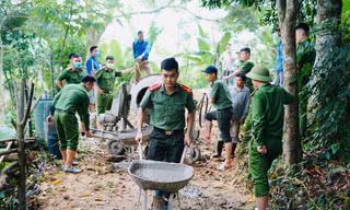 Thanh niên công an xứ Nghệ 'cùng ăn, cùng ở, cùng làm' với người dân