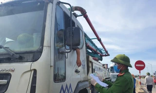 Hai tài xế xe đường dài đi qua Nghệ An dương tính với SARS-CoV-2