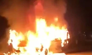 Ô tô cháy ngùn ngụt trên quốc lộ, 3 người trên xe bung cửa thoát thân